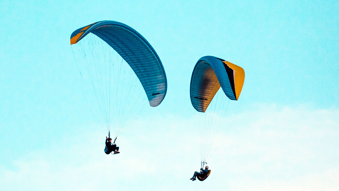 Parapendio (©patrick hendry - Unsplash)